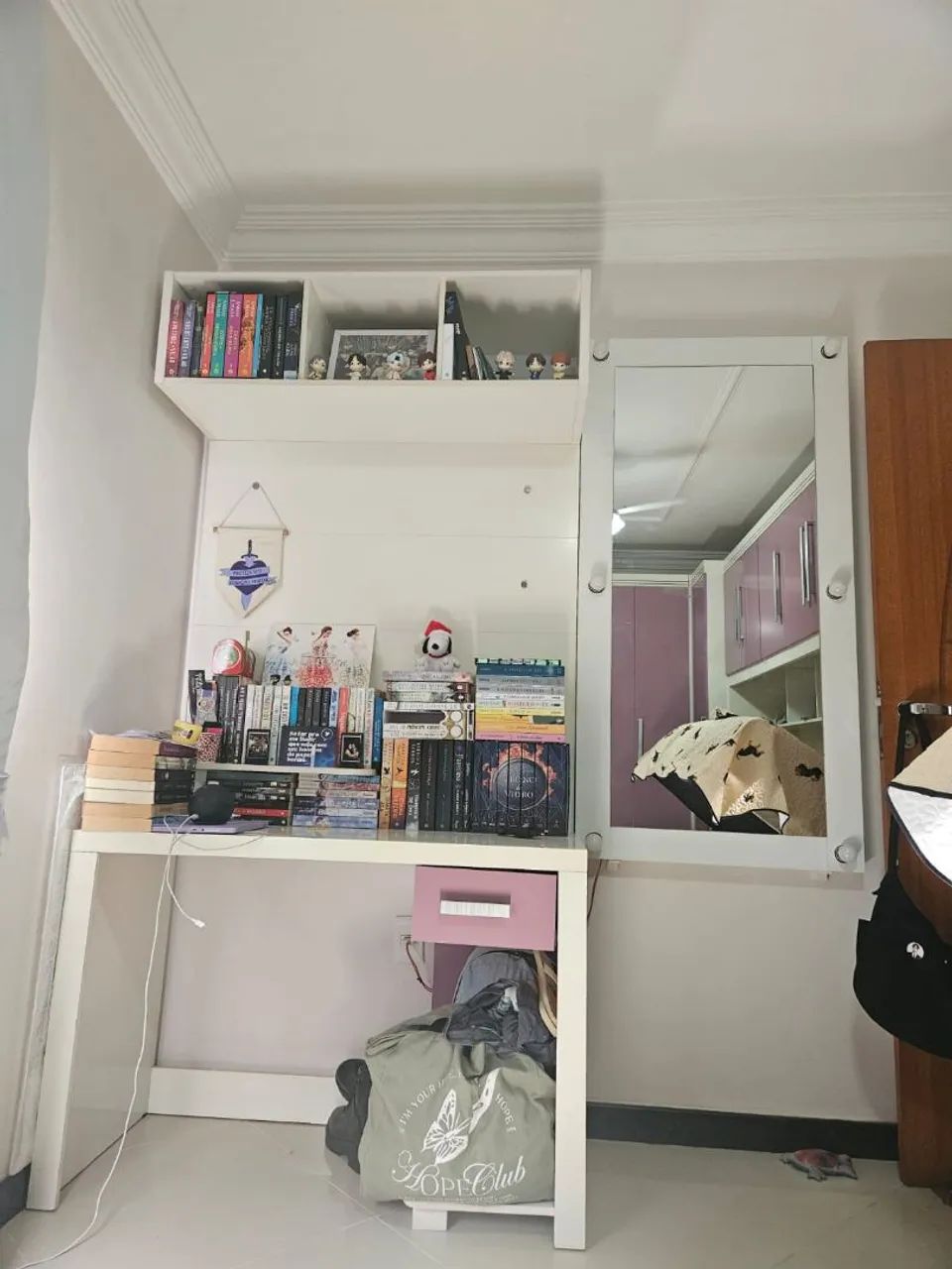 Vendo mesa, painel e espelho 
