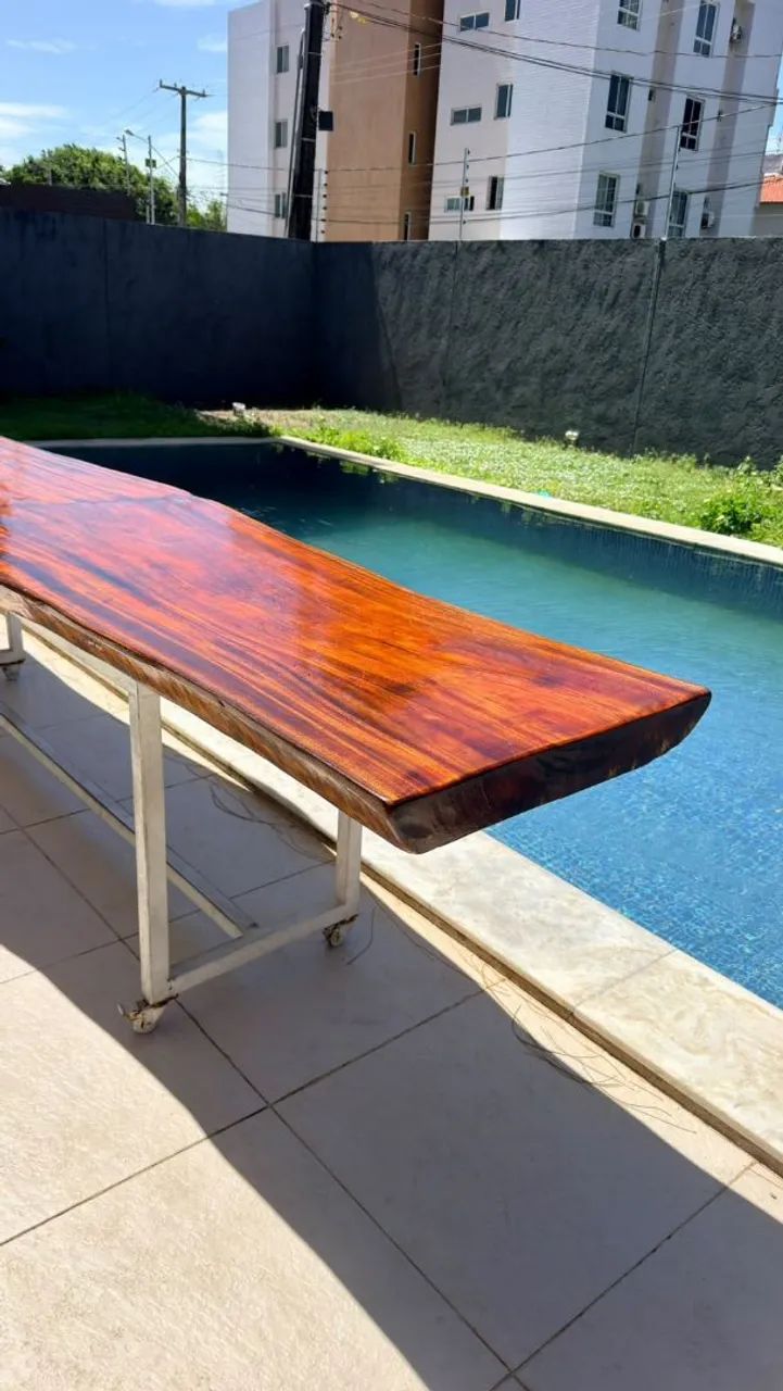 Mesa de madeira maciça 