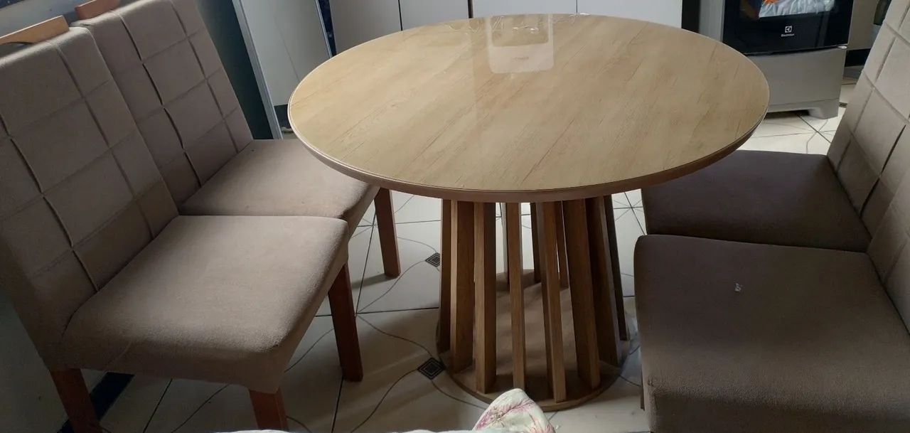 Mesa com quatro cadeiras  - Foto 3