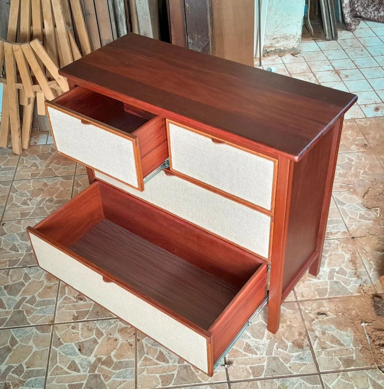 Cômoda artesanal 4 gavetas com telinha - Foto 4