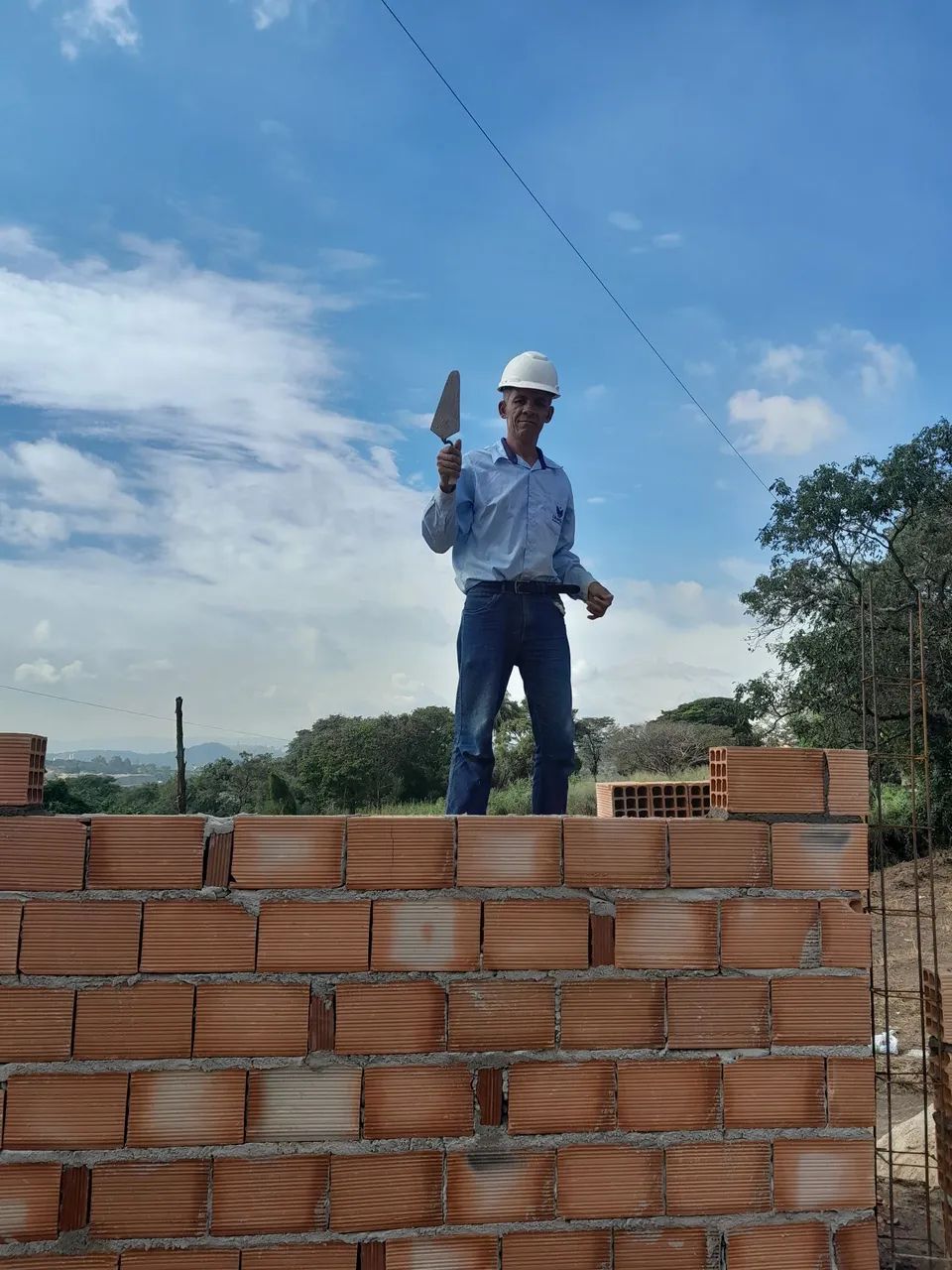Pedreiro profissional com equipe 