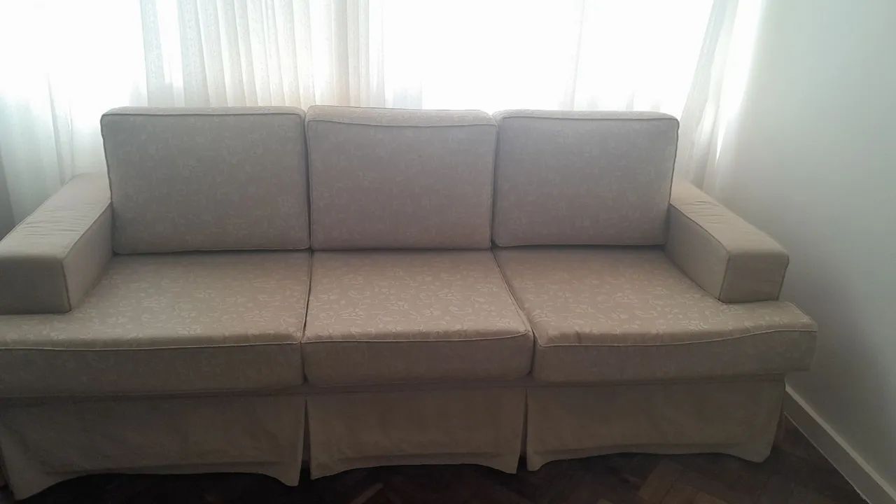 Lindo sofá, três lugares, cor neutra.