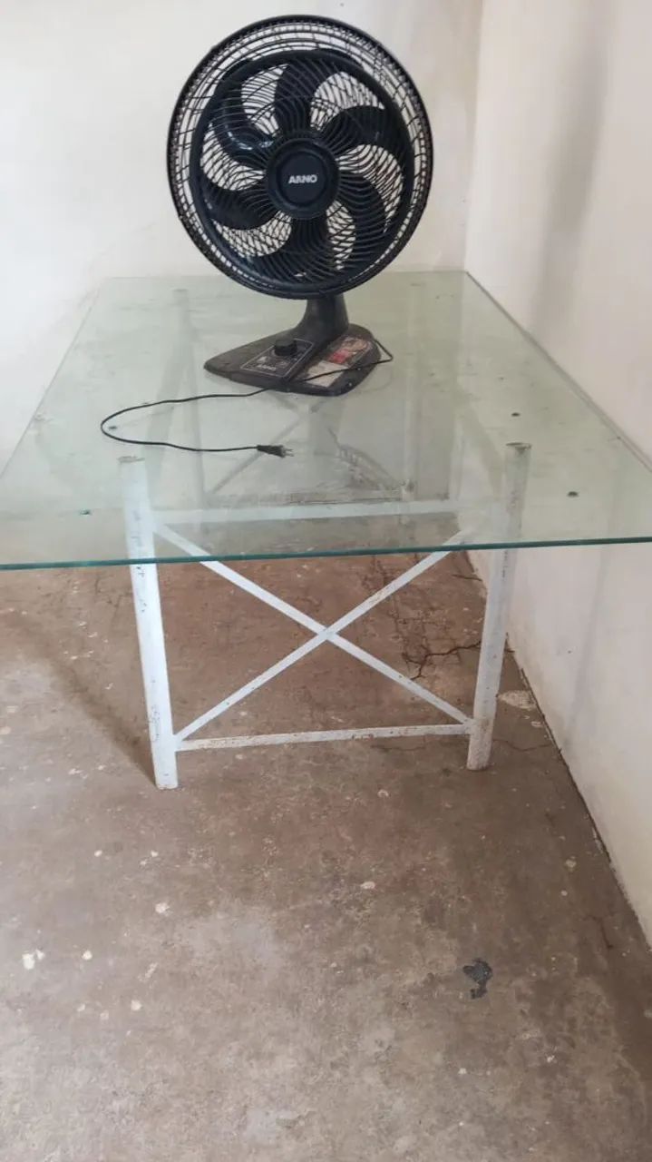 MESA DE VIDRO COM ESTRUTURA DE FERRO - ESCRITÓRIO/ESTUDO - Foto 2