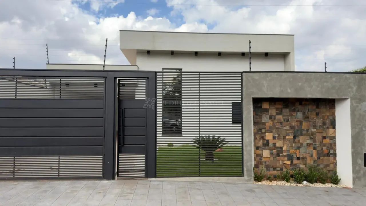 Linda casa nova e moderna com cozinha planejada