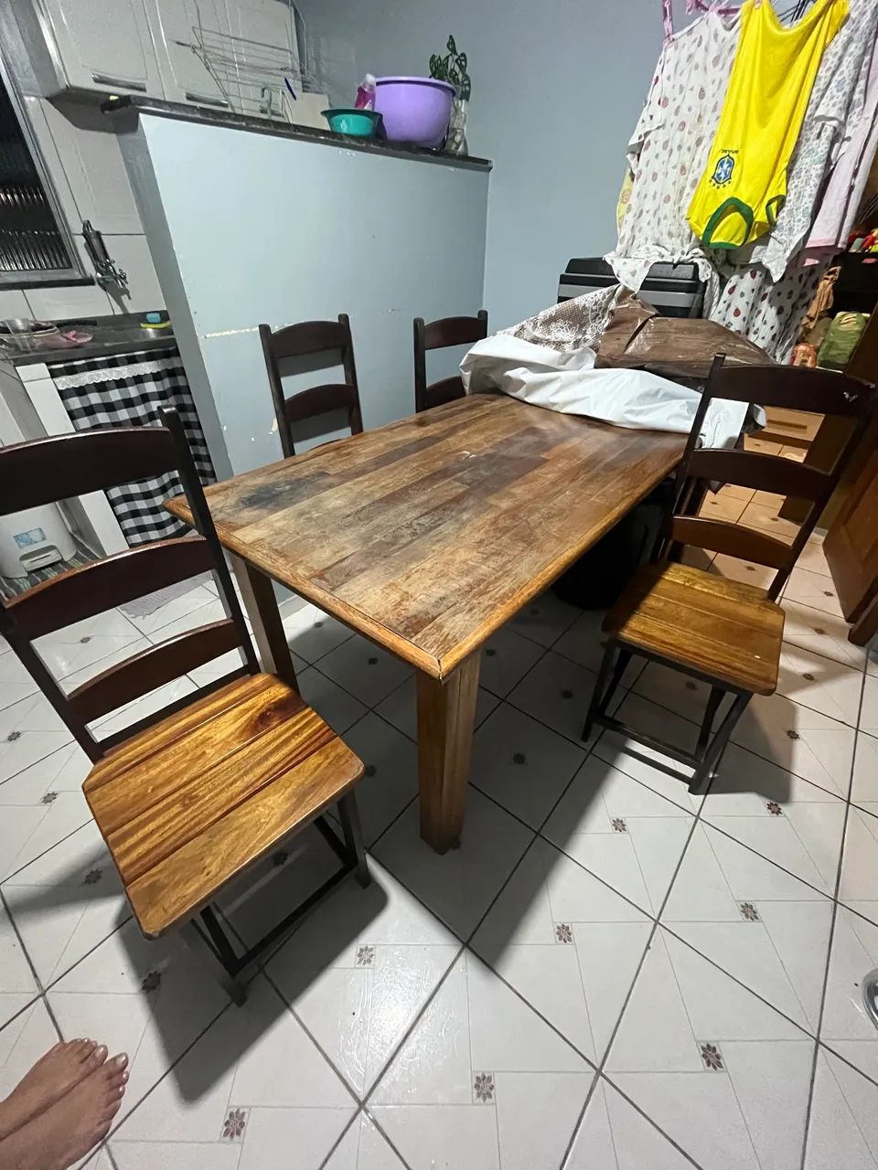 Mesa de madeira de 6 lugares
