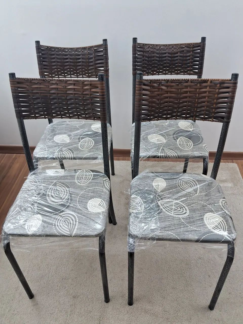 Mesa com 4 cadeiras *ESTÁ NOVA! - Foto 3