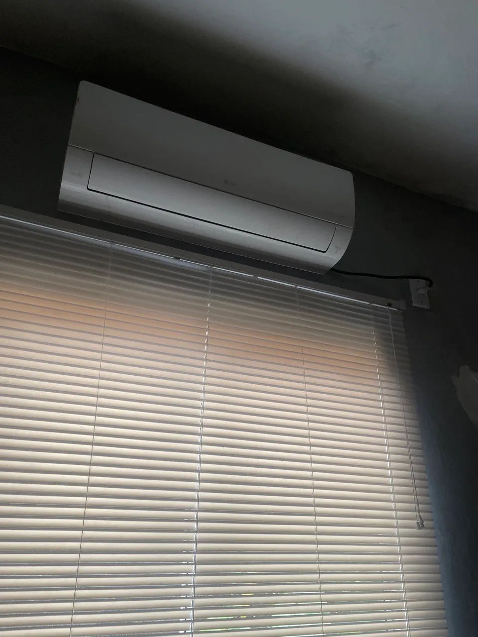 Ar Condicionado LG Dual Inverter 12000 BTUs com apenas 1 ano e meio de uso