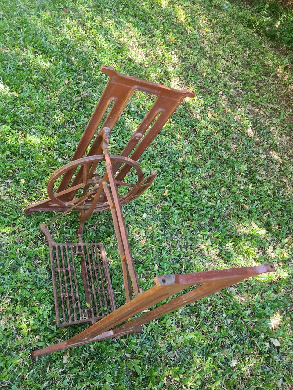 Pe de maquina de costura antigo - Foto 2