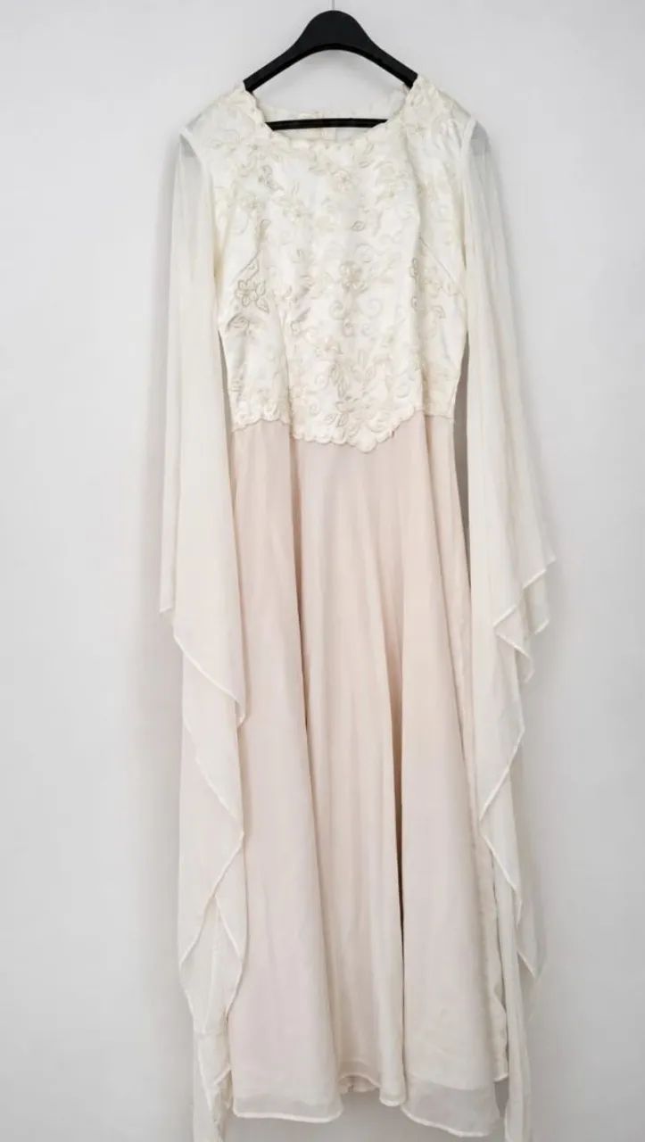 Vestido off white/creme elegante com bordado