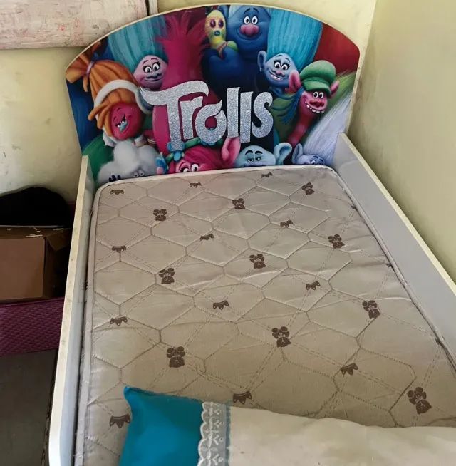 Cama Trolls e colchão infantil