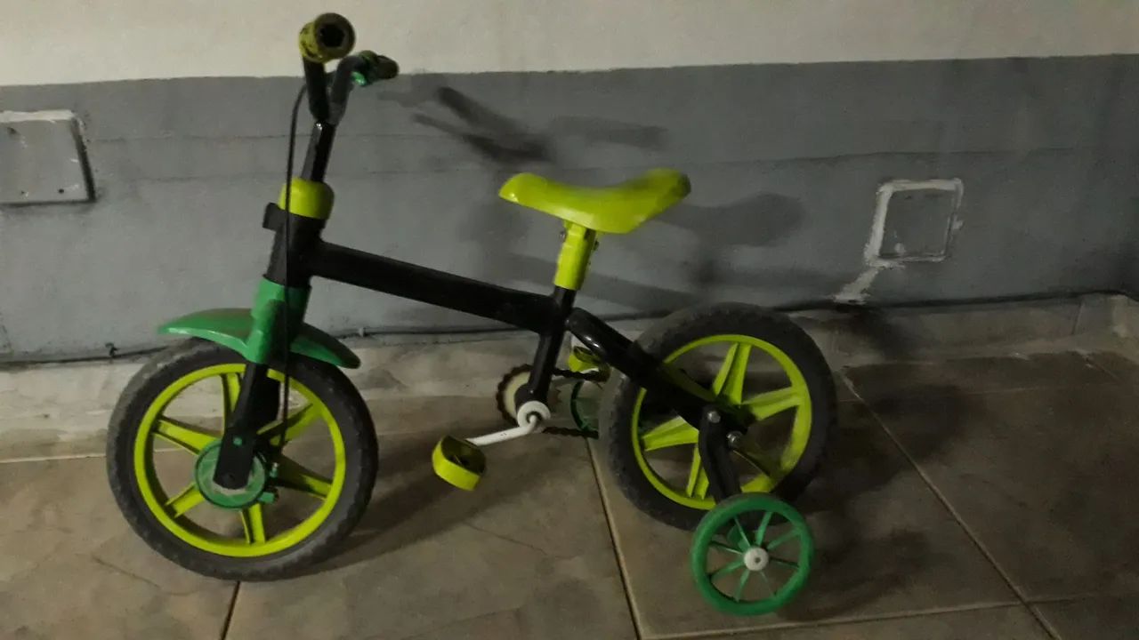 Bicicleta infantil com rodinhas 