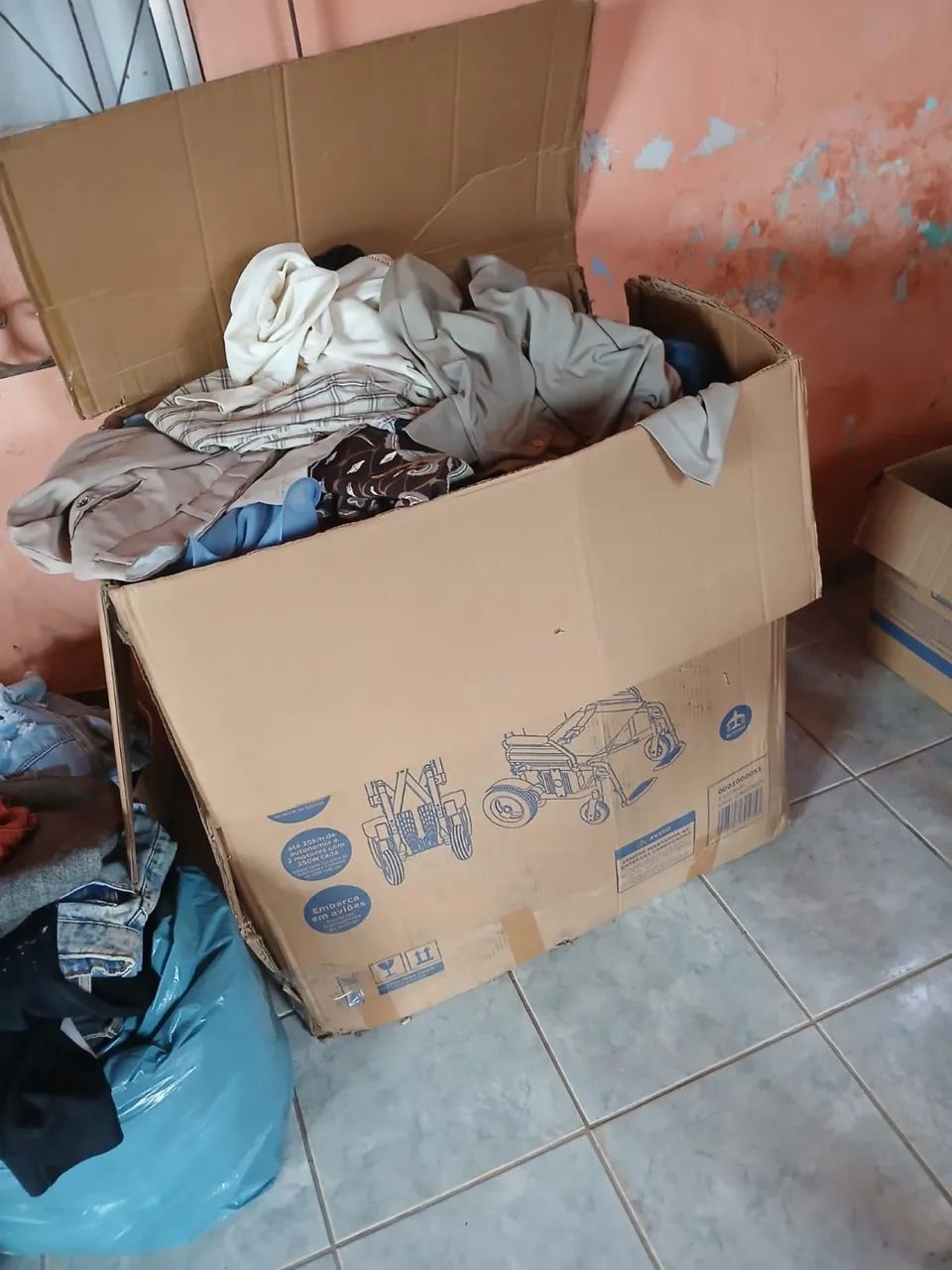VENDO CAIXA COM ROUPAS PARA BAZAR - Foto 3