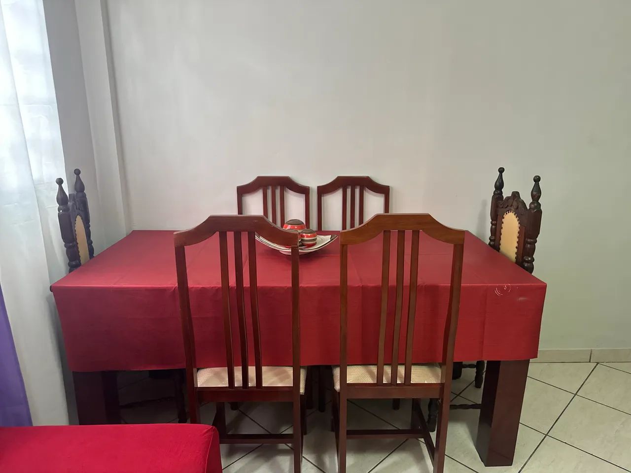 Vendo mesa com 6 cadeiras e tampo de vidro madeira maciça  - Foto 3