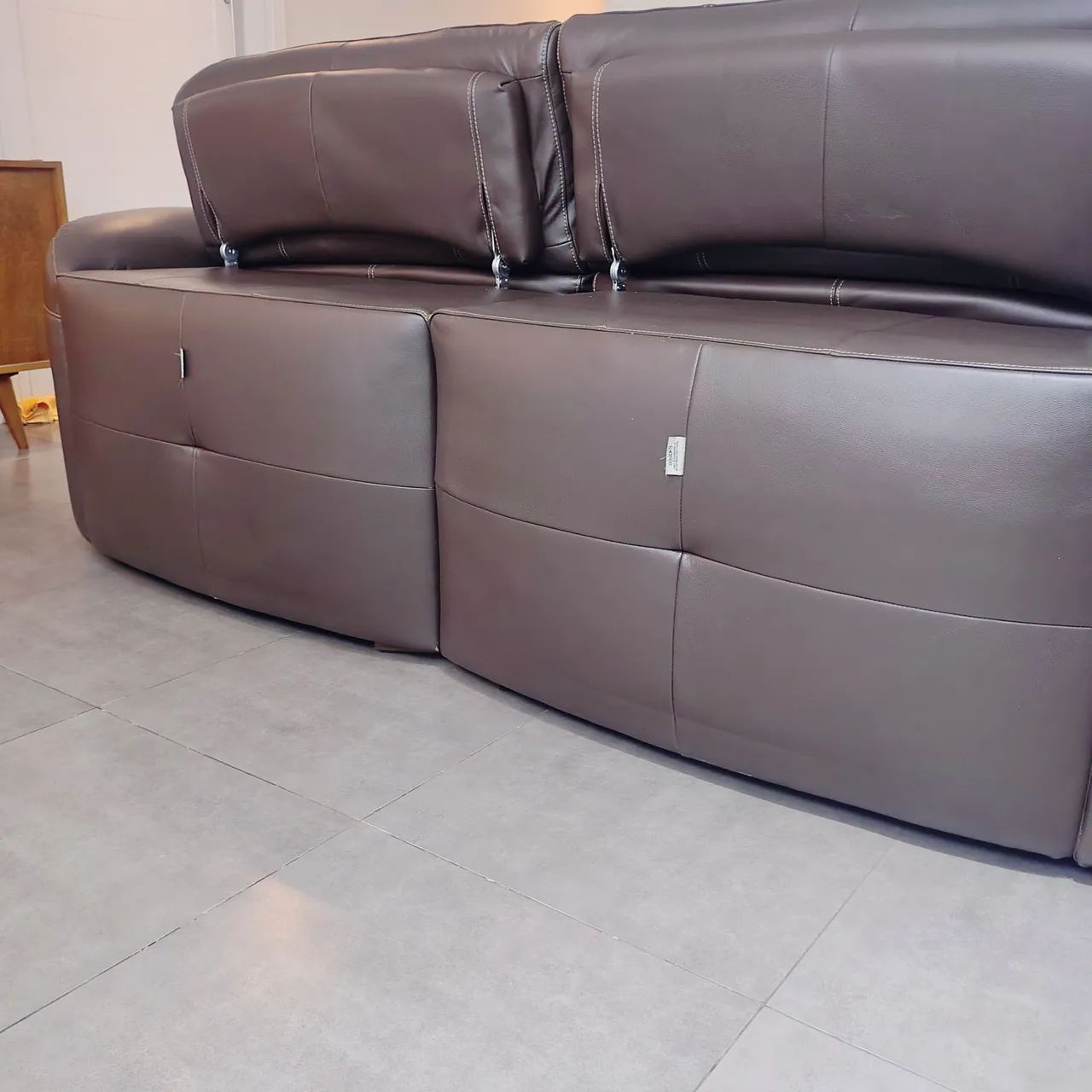 SOFÁ RETRÁTIL E RECLINÁVEL 100% COURO. - Foto 3