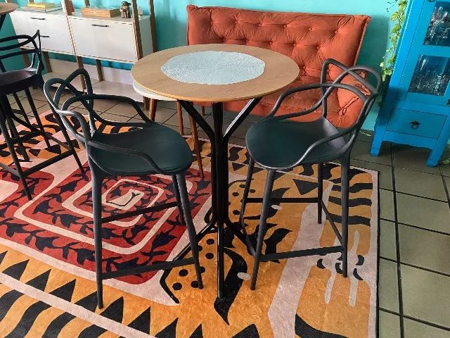 Mesa com banquetas 
