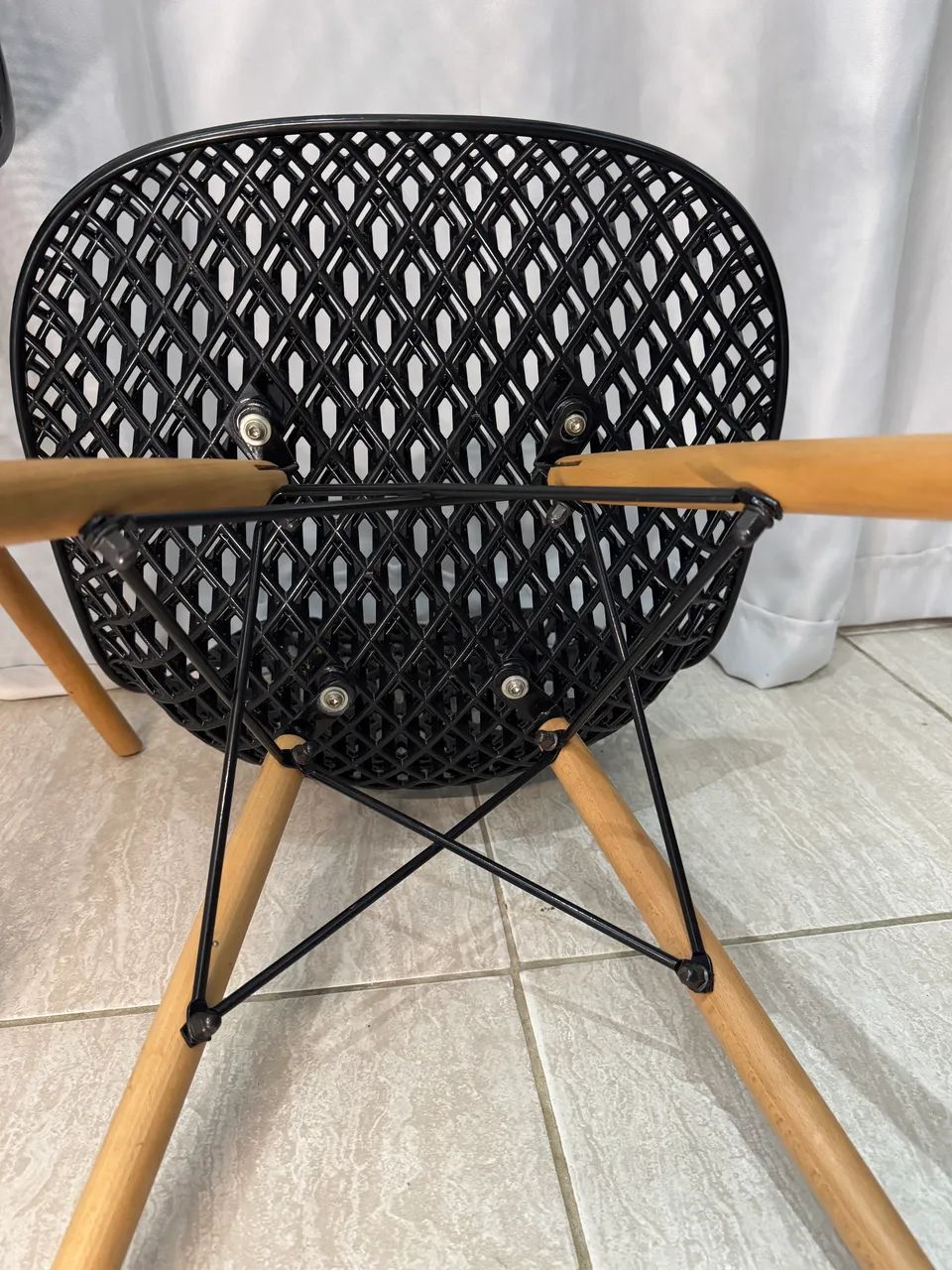 Cadeira Eames Eiffel Preta Vazada - Foto 3