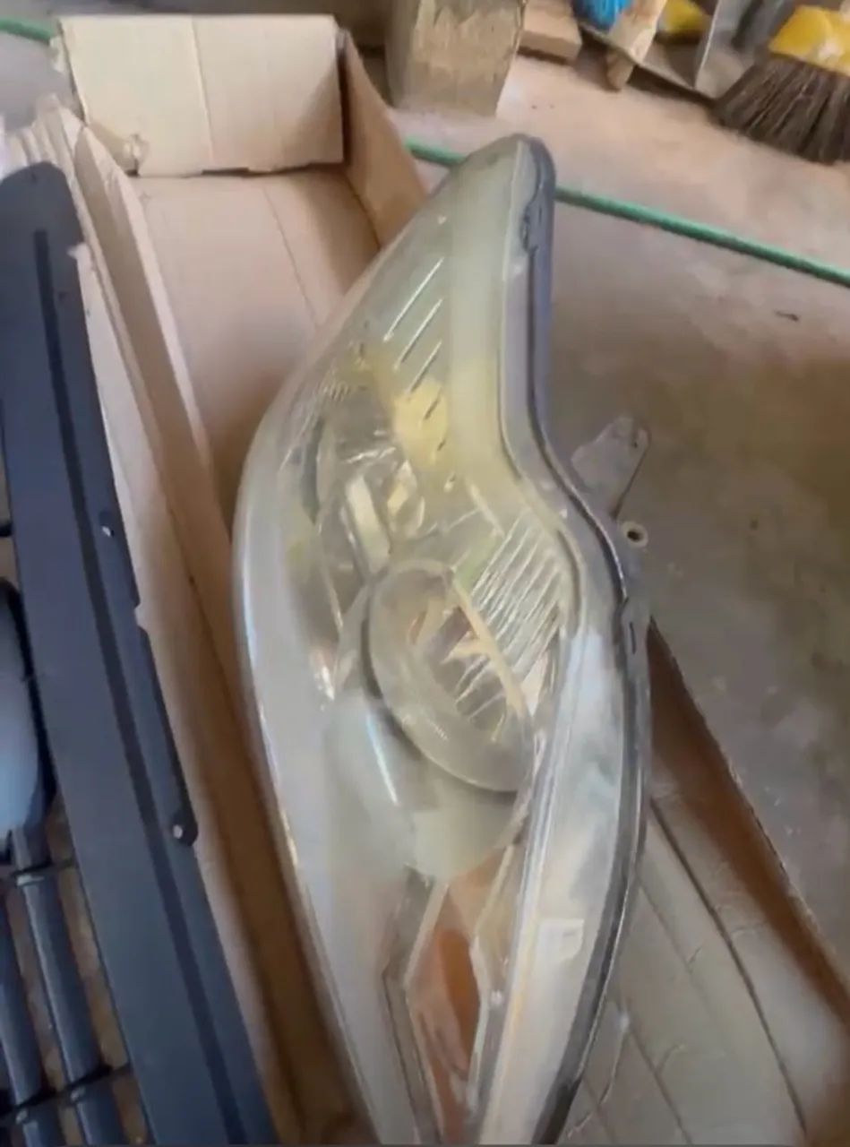Farol Ford focus 2012