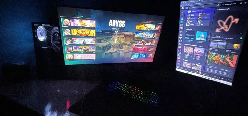 PC Gamer com duas telas