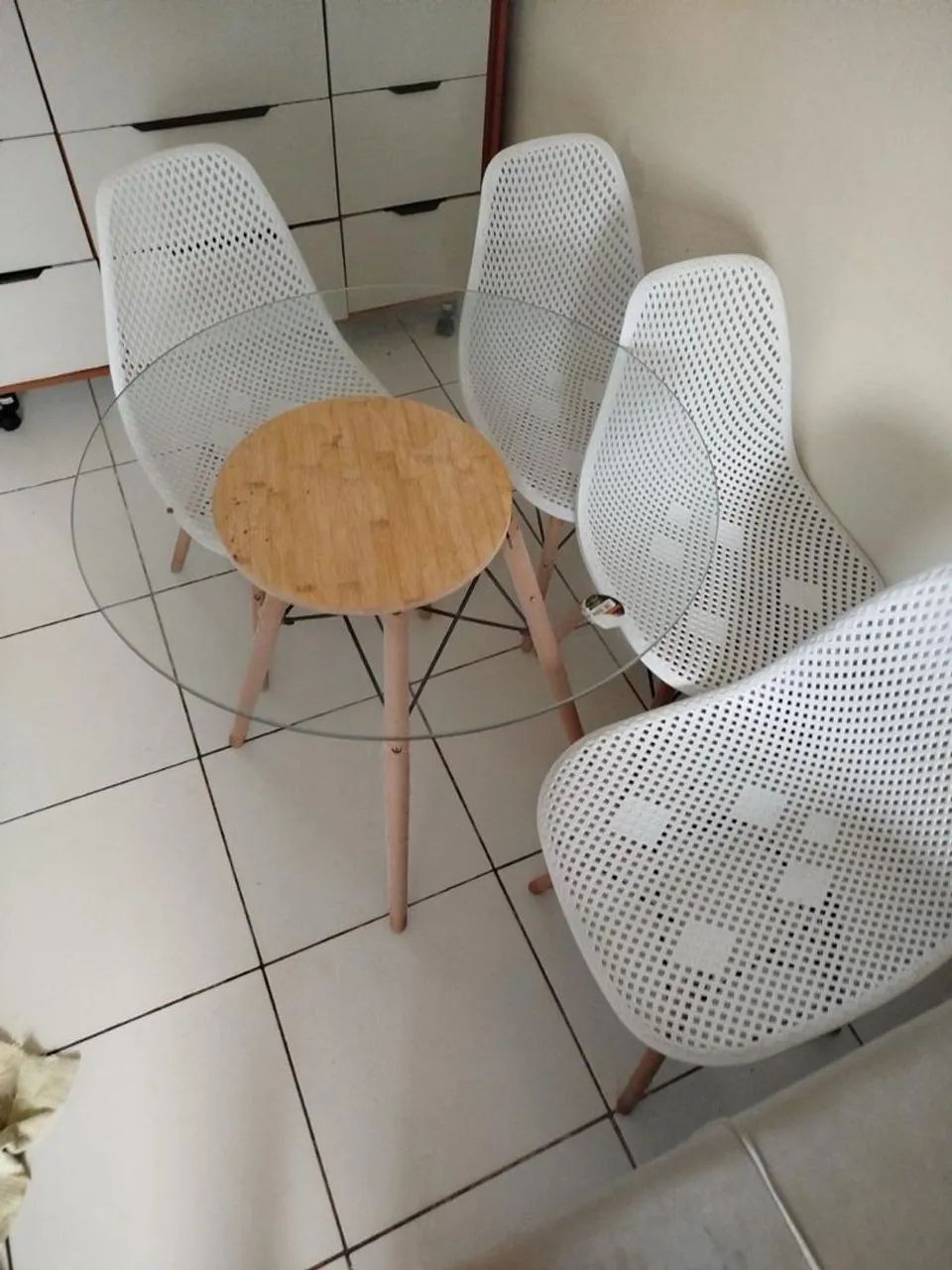 Mesa de vidro com 4 cadeiras