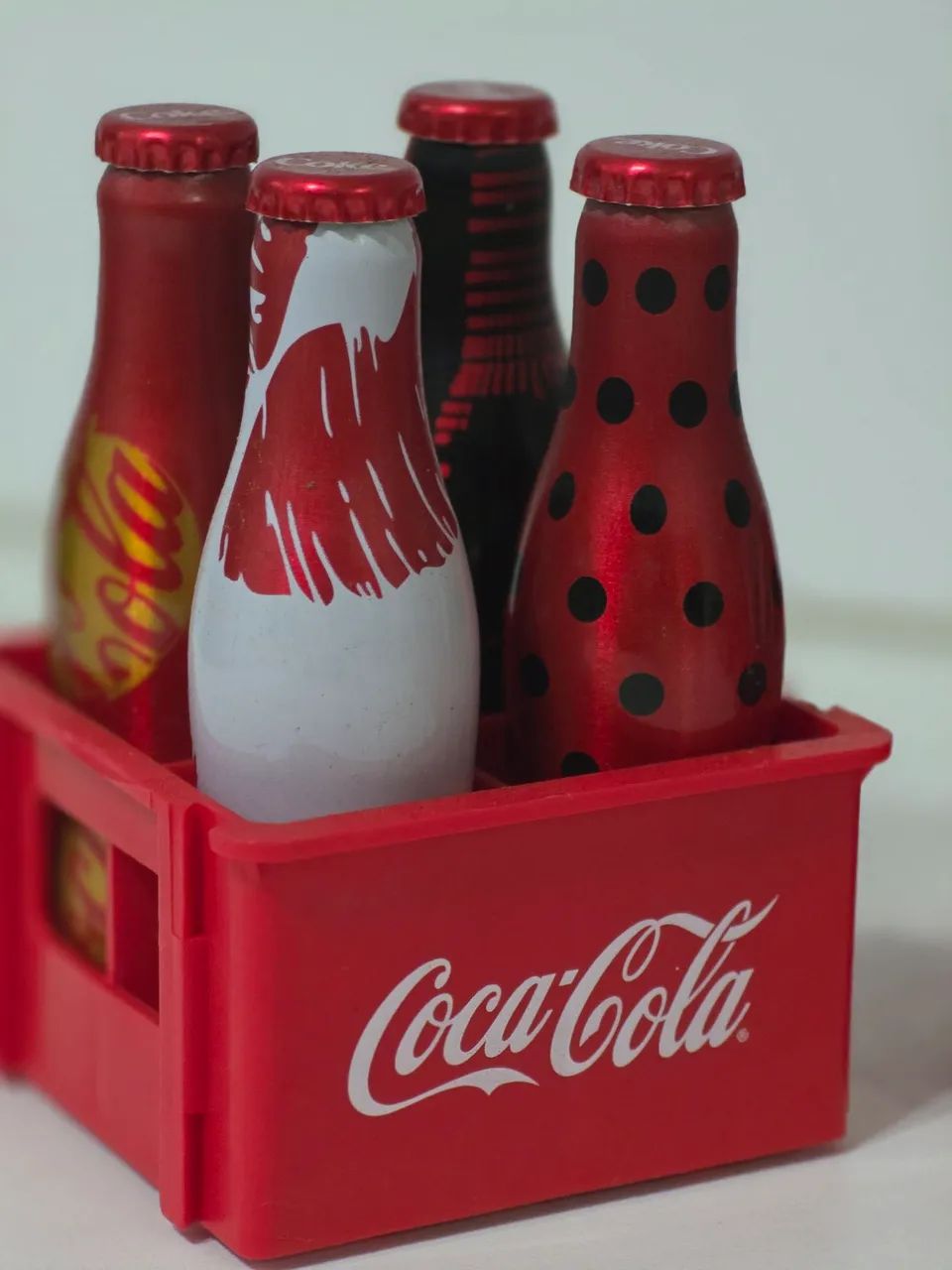 16 Minigarrafinhas comemorativas de Coca-Cola com 4 engradados  - Foto 4