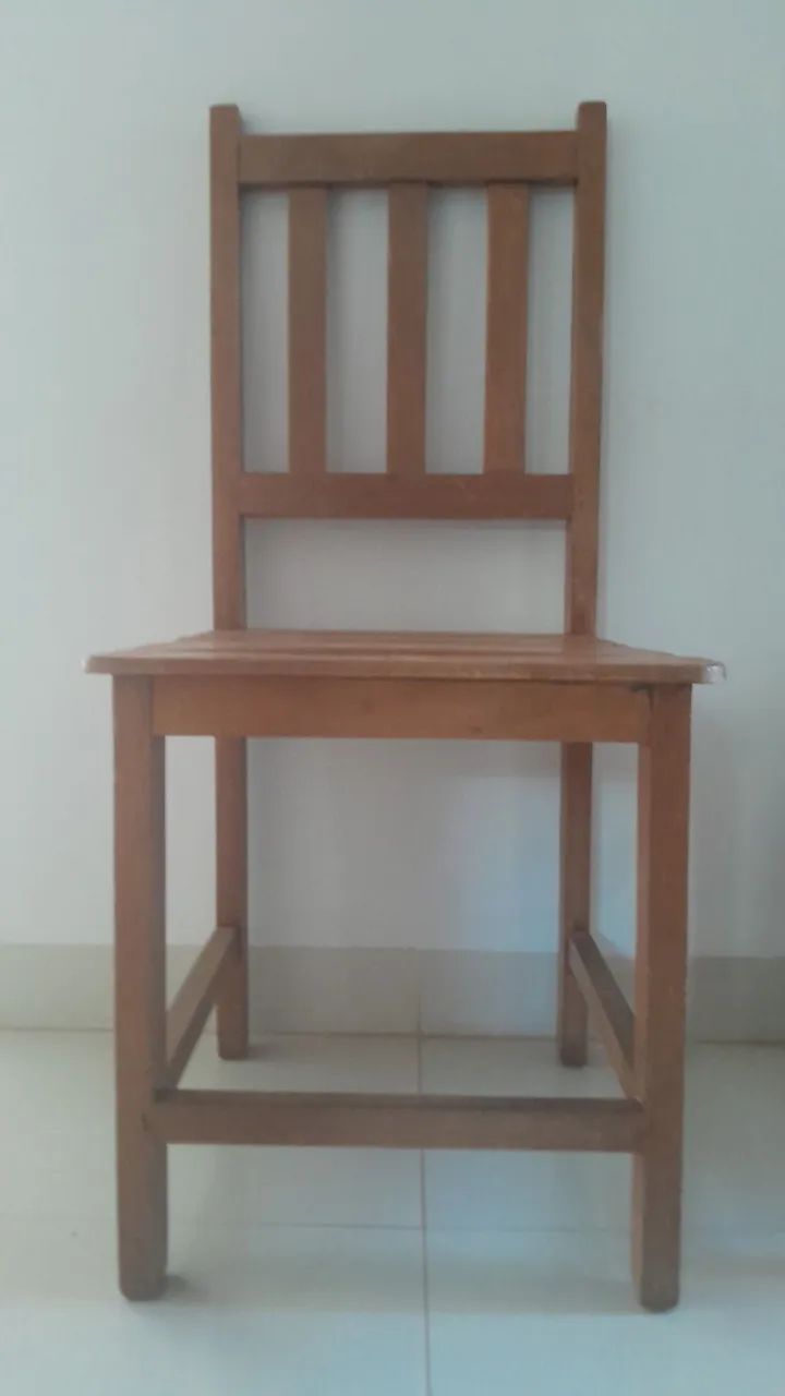 VENDE-SE MESA DE MADEIRA COM 4 CADEIRAS  - Foto 4