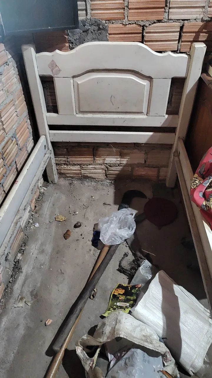 Vendo cama de madeira com Colchão