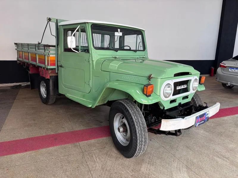 Toyota Band.Picape CD 2P Chassi Longo Diesel 1975