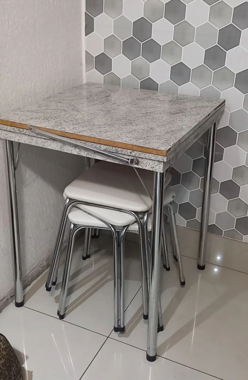 Mesa Retratil com 3 banquinhos  - Foto 5