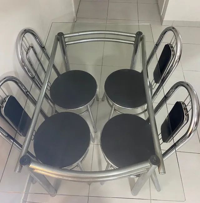 mesa de jantar cromada com tampo de vidro e quatro cadeiras (usada) - Foto 3