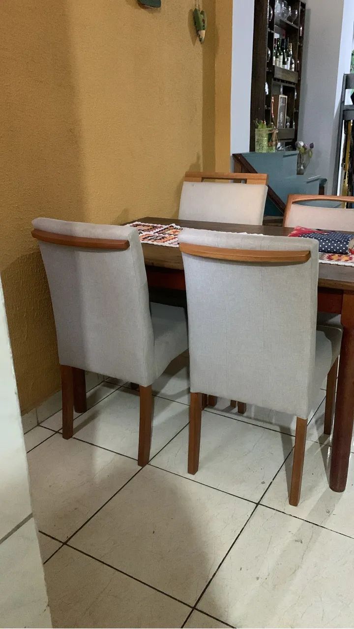 Mesa em madeira pura com 4 cadeiras - Foto 2