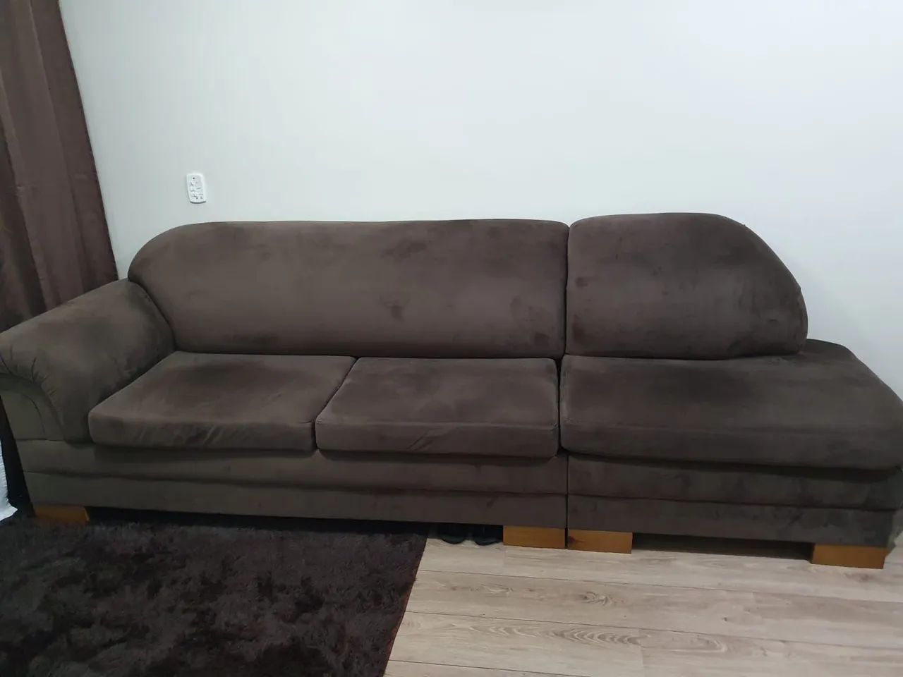 Sofá em suede marrom 3 metros - ótimo estado - Foto 3