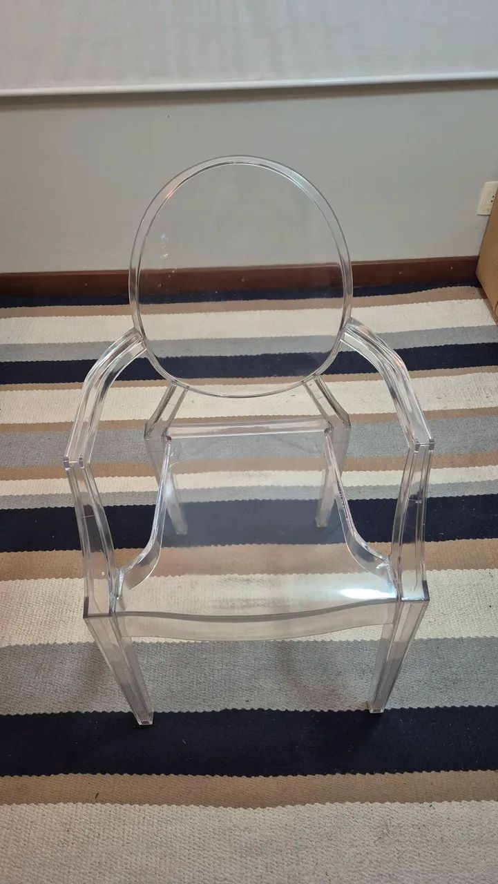 Vendo kit com 6 de  cadeiras com braços em acrílico transparente.