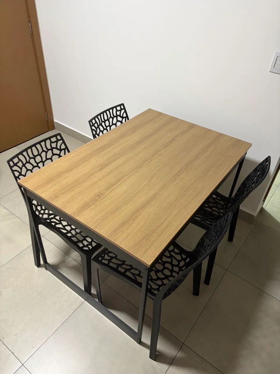 MESA NOVA COM 4 CADEIRAS