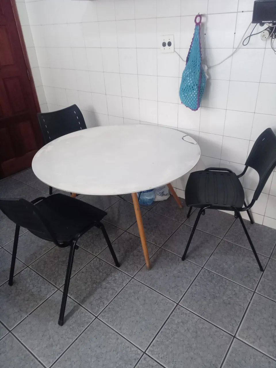 Vendo mesa com 3 cadeiras  - Foto 4