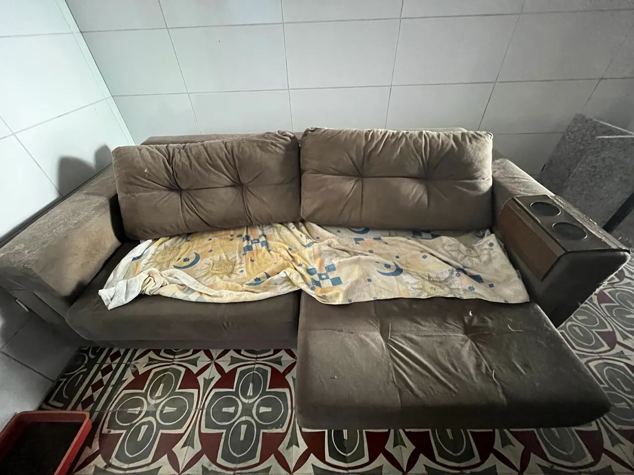 Sofá com espreguiçadeira retrátil.