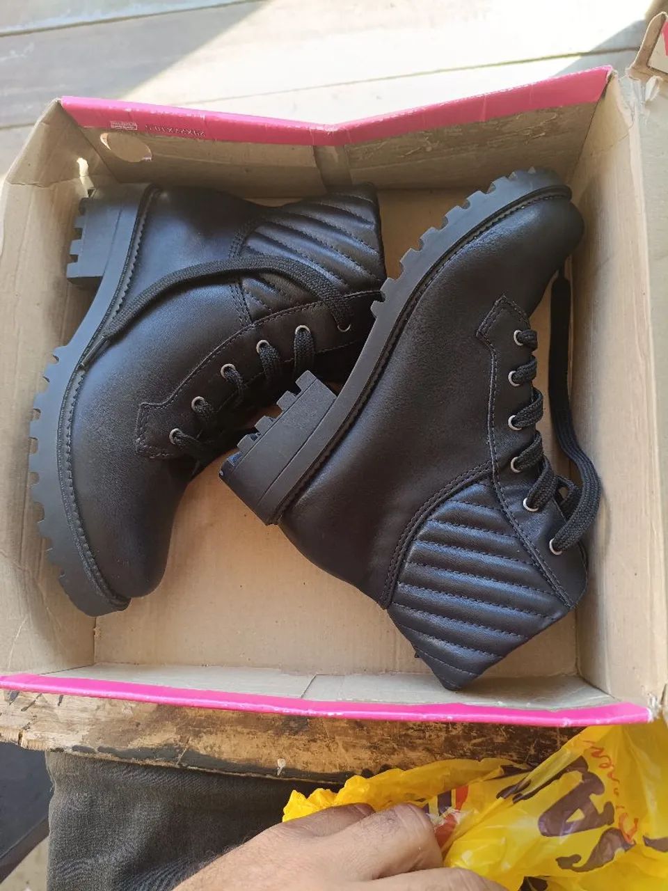 Vendo essa bota feminina  - Foto 2