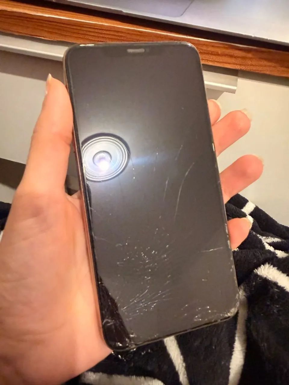 Iphone 11 Pro Max 64g tela trincada - Foto 2