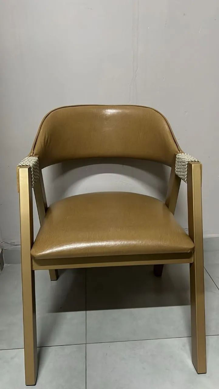 Cadeira de jantar em courano 