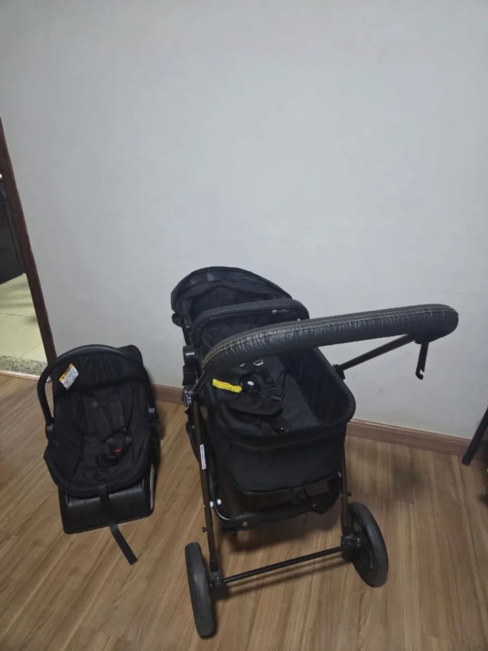 Carrinho Galzerano modelo Napoli com bebê conforto e base