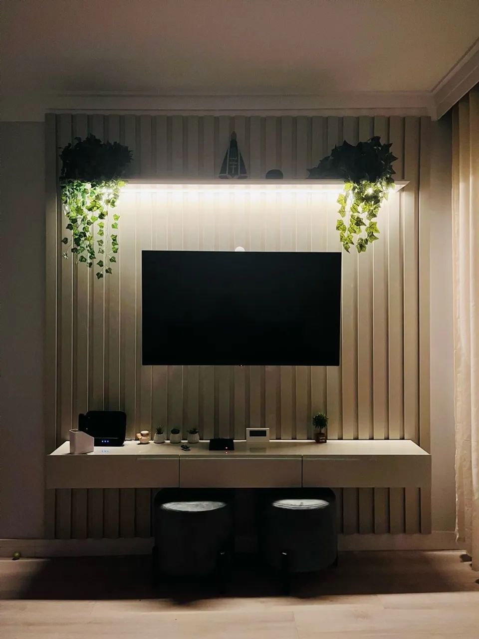 Painel Ripado com Rack e LED da Mobly