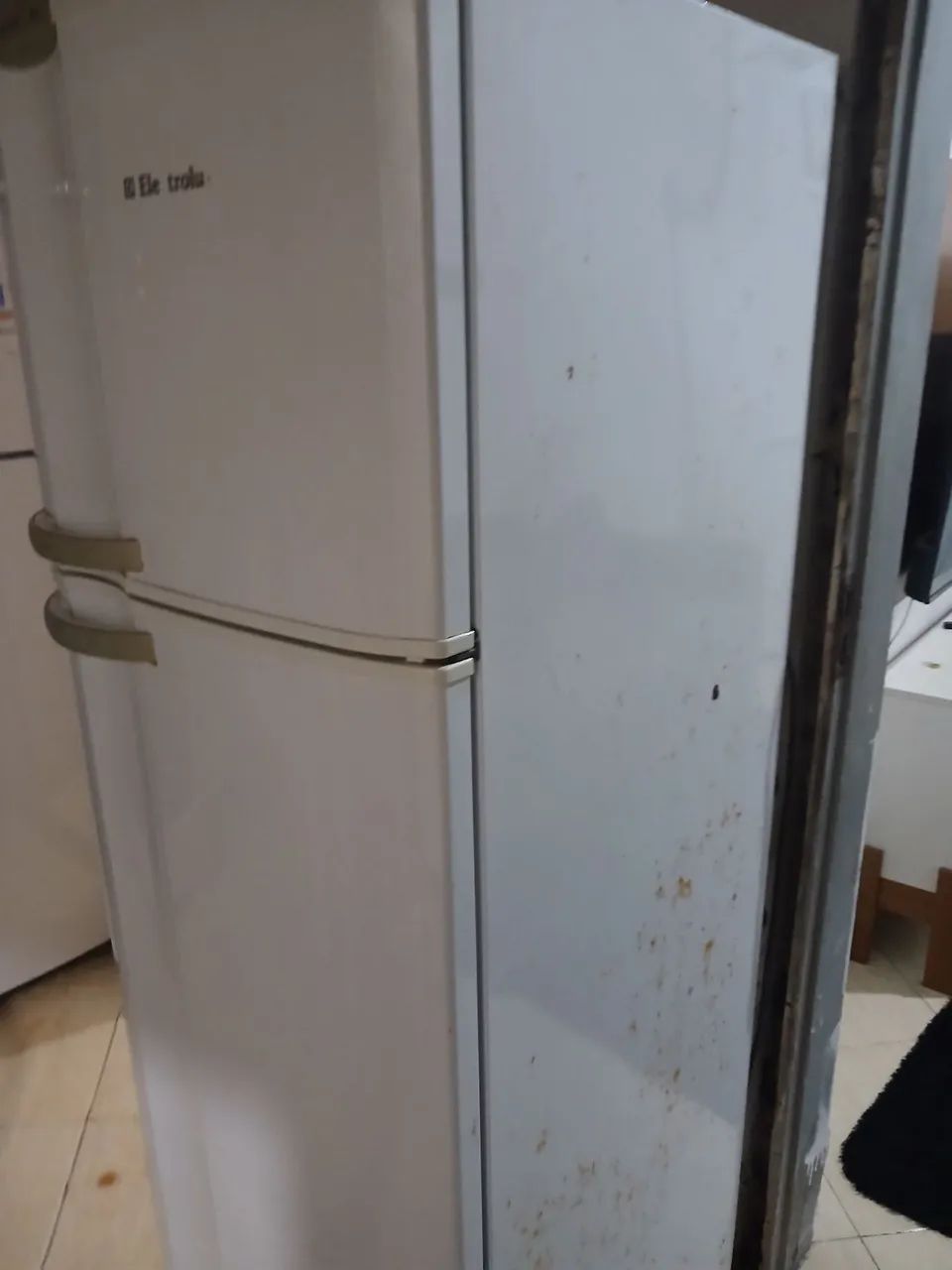 Vendo uma geladeira  valor 150 - Foto 5
