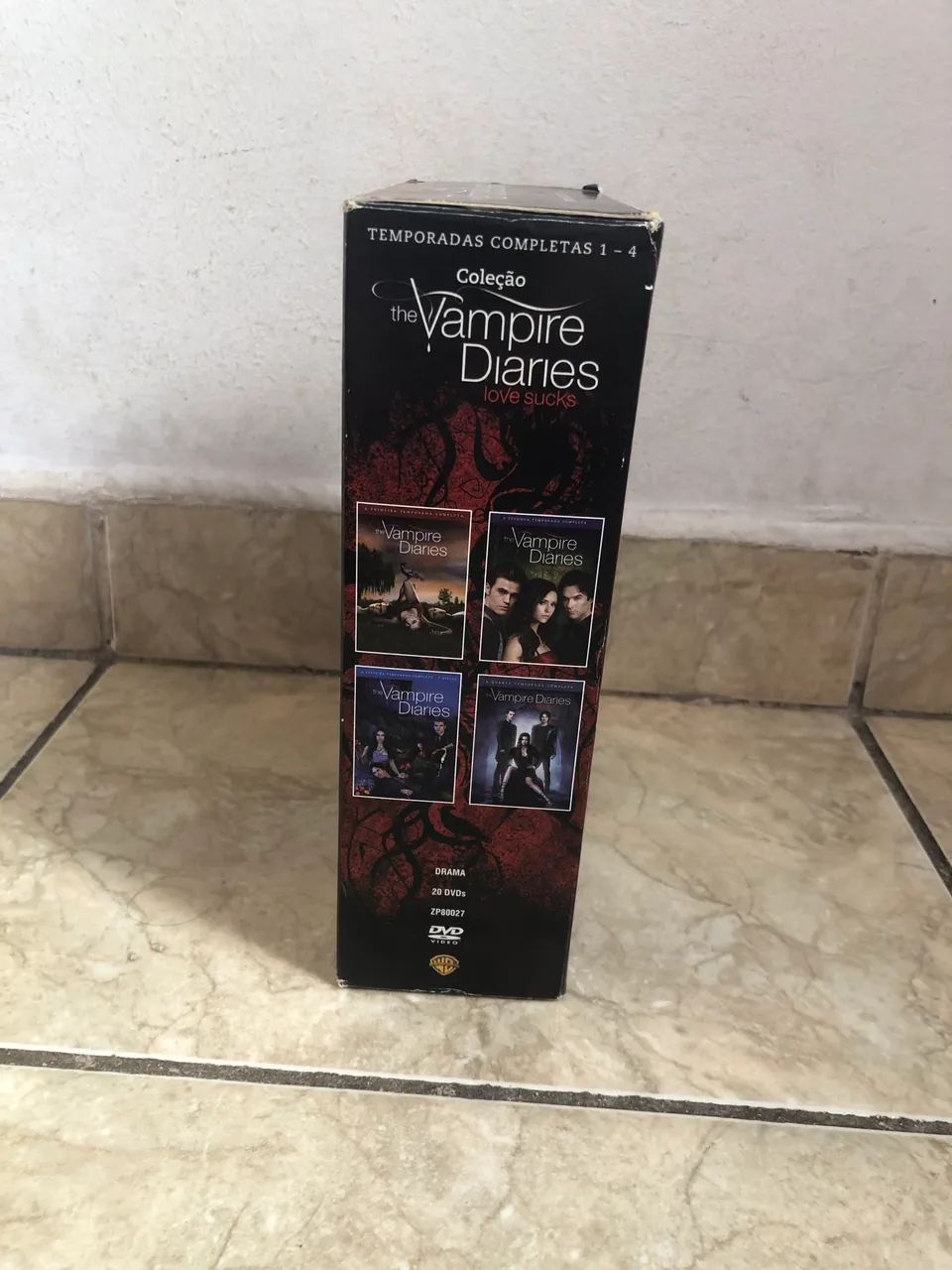 Dvd Coleção The Vampire Diaries Love Sucks (temporadas completas 1-4) - Foto 2