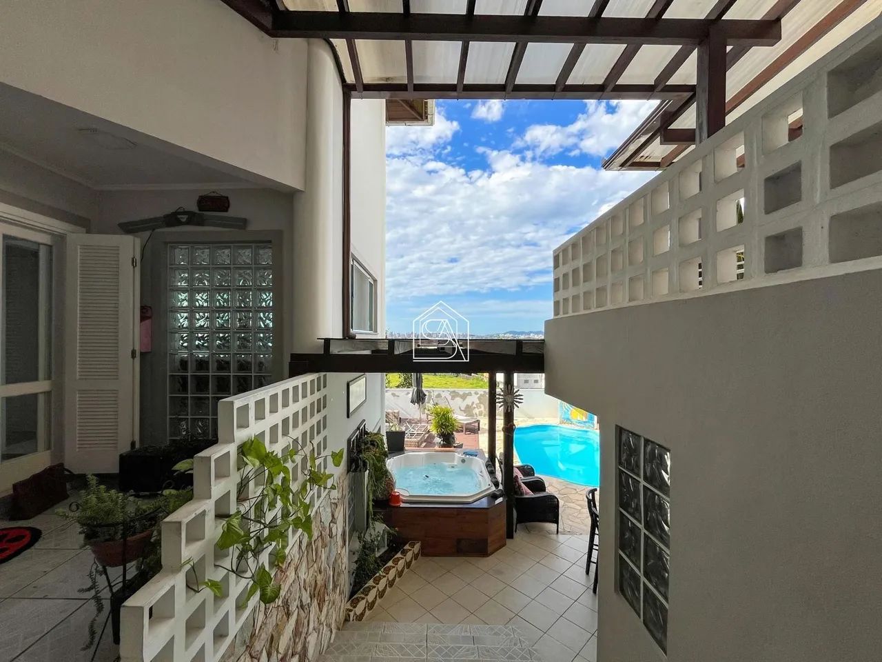 Casa com vista para o mar e 06 quartos na Ponta de Baixo em São José - SC - Foto 2