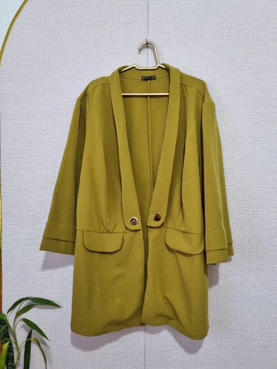 blazer maxi plus mostarda botões dourados - Foto 4