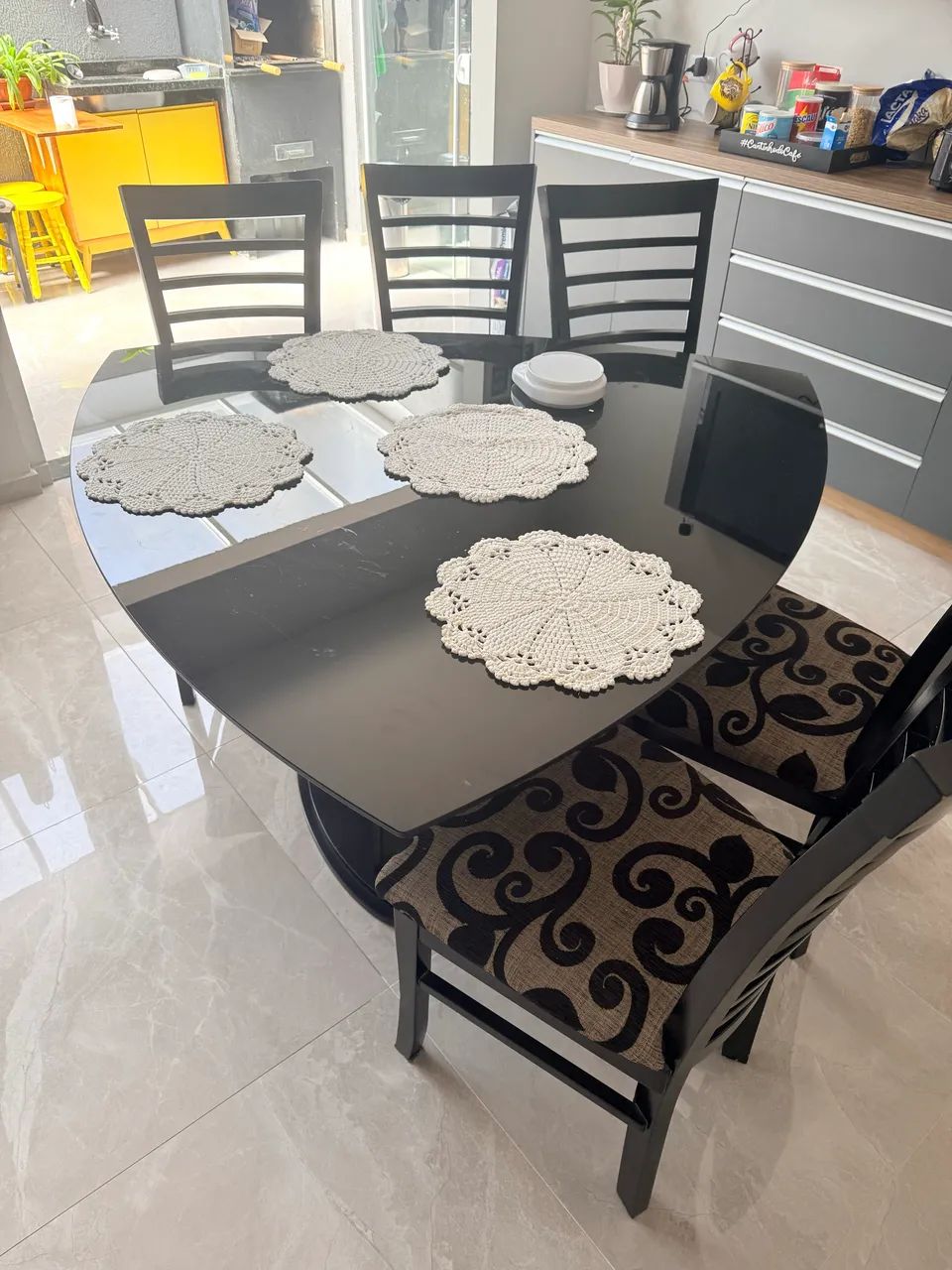 Mesa com tampo de vidro e 6 cadeiras 