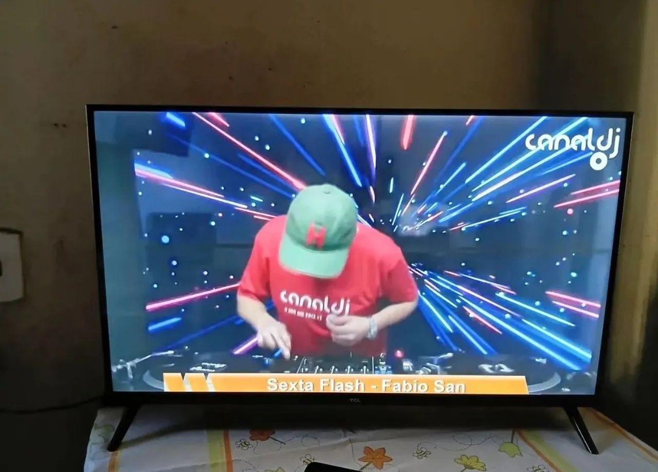 TV TCL smart 32 polegadas borda infinita muito nova imagem perfeita  - Foto 3