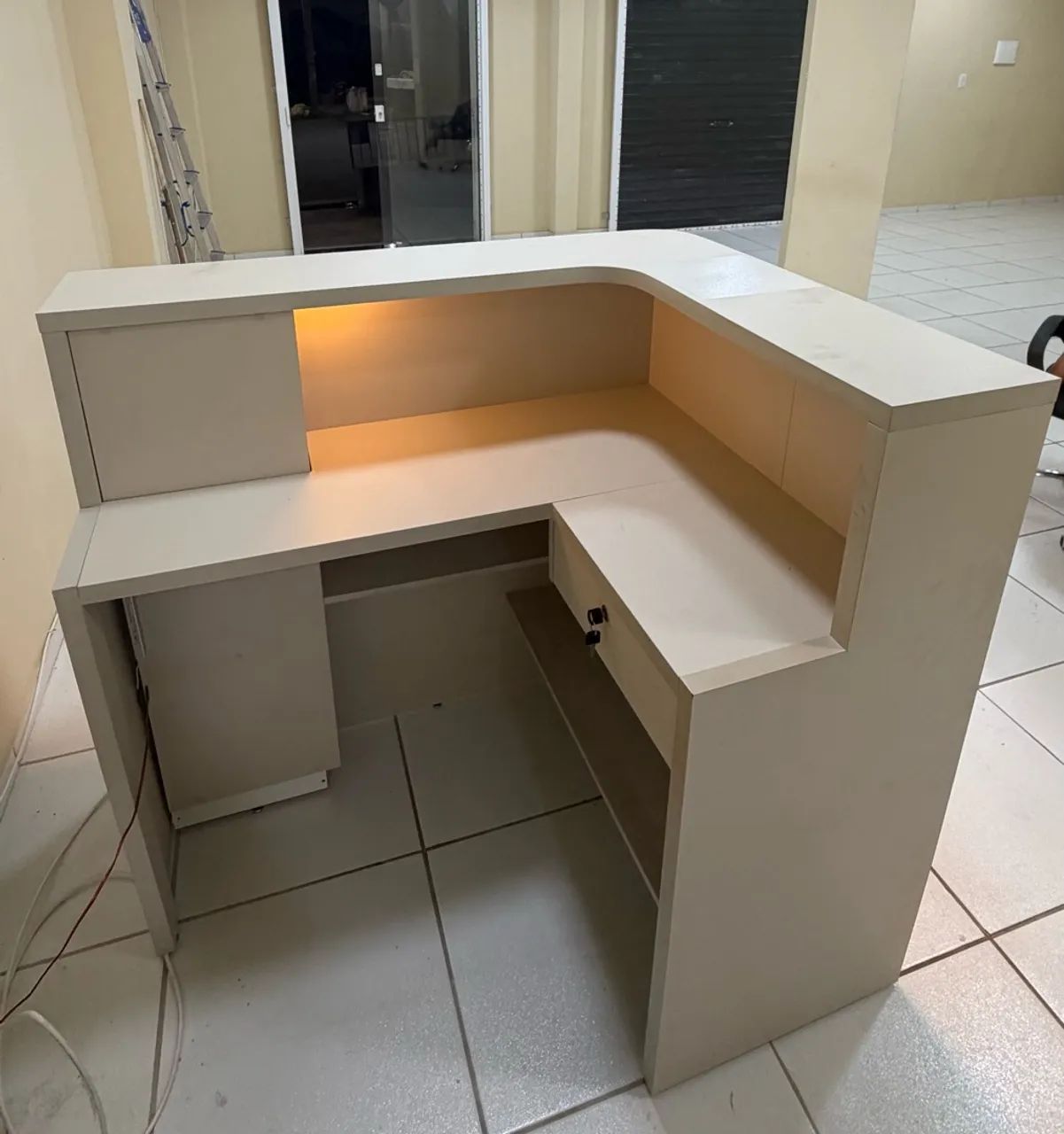 VENDE SE UM BALCÃO 100% MDF COM LED  - Foto 2
