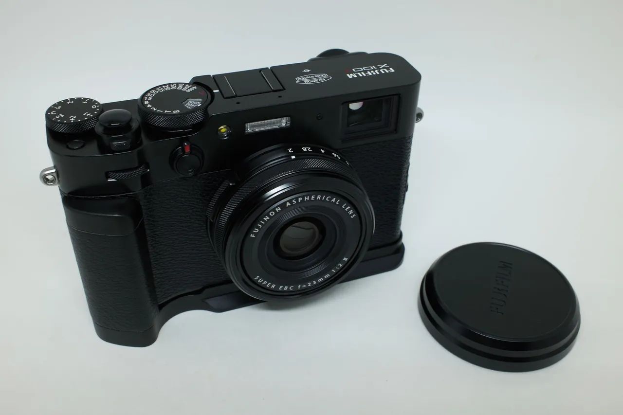 Câmera Fujifilm X100v preta impecável - apenas 4300 cliques - na