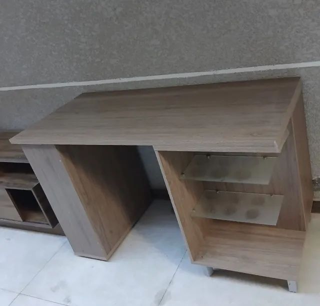 Mesa balcão com suporte pra copo, prateleira e porta 