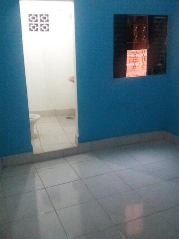 Aluga-se Kit Net com 2 peças mais o banheiro. Não paga água e luz. WhatsApp 9 * - Foto 3